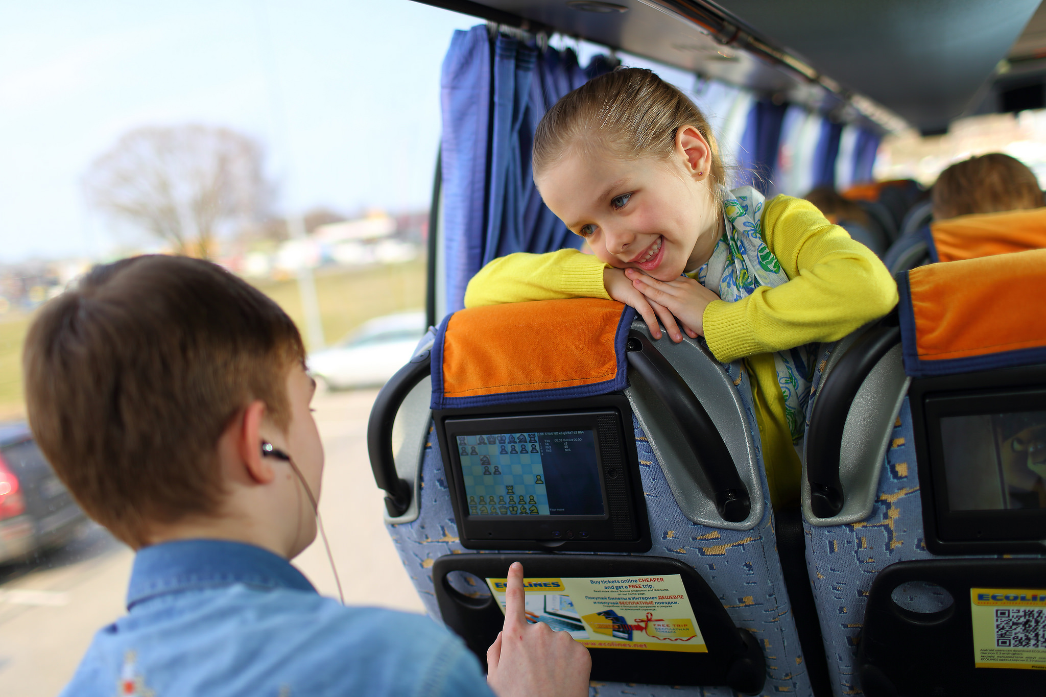 Скидки на автобус детям. Автобус для детей. Детский экскурсионный автобус. Дети в автобусе путешествие. Школьные экскурсии автобусные.